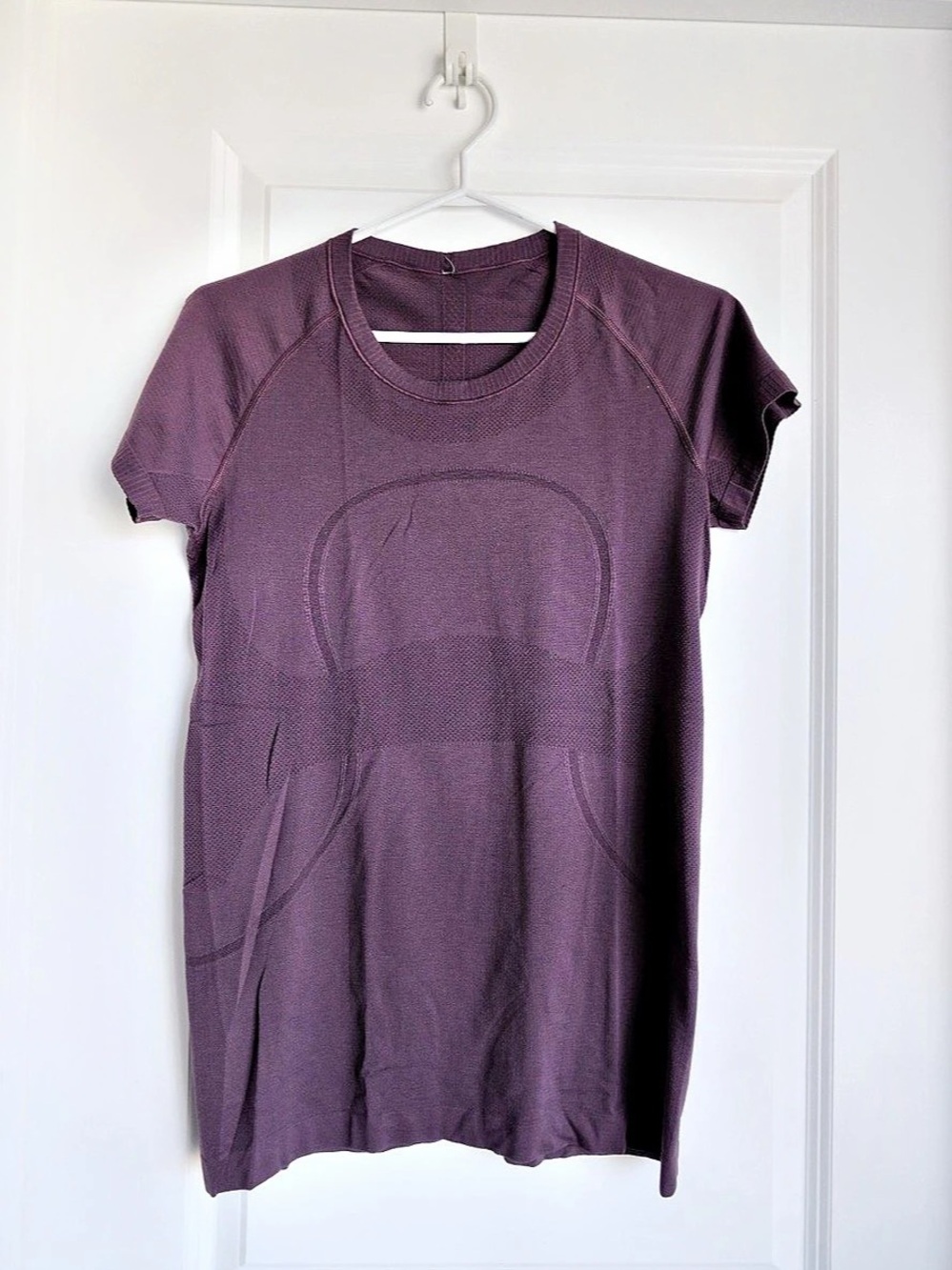 Lululemon Seamless Short Sleeve Athletic Top Purple Womenโs Size 6 Approx.